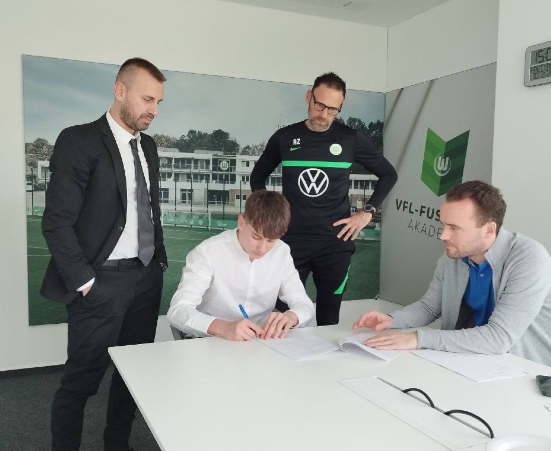 Spyridon_Souliotis_Professional_Contract_Signing_VFL_WOLFSBURG_1.jpg